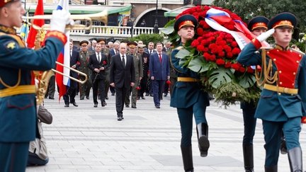 Дмитрий Медведев принял участие в церемонии возложения венка к Могиле Неизвестного Солдата у Кремлёвской стены