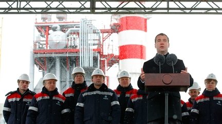 Дмитрий Медведев, прибывший с рабочей поездкой в Вологодскую область, посетил азотный комплекс ОАО «ФосАгро–Череповец», где было подписано соглашение с бельгийскими партнёрами