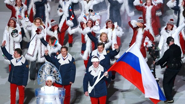 Сборная России во время парада спортсменов и членов национальных делегаций на церемонии открытия зимних Олимпийских игр в Сочи