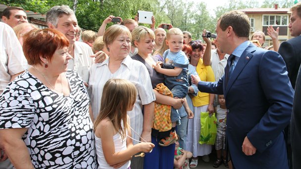 После совещания Председатель Правительства Российской Федерации Д.А.Медведев пообщался с жителями военного городка Петровское